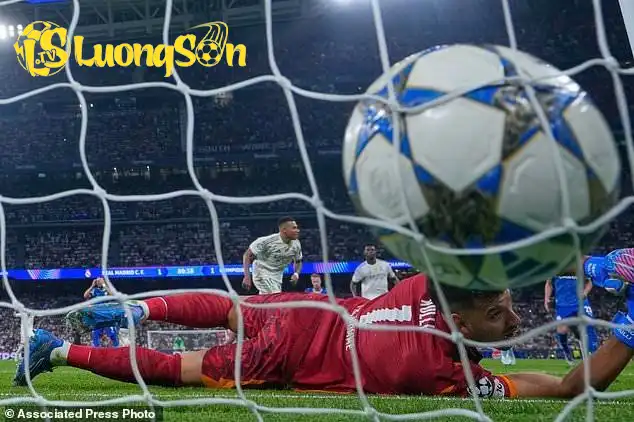 Kylian Mbappe của Real Madrid, ở giữa thực hiện cú đá phạt đền để vượt qua thủ môn Geronimo Rulli của Marseille